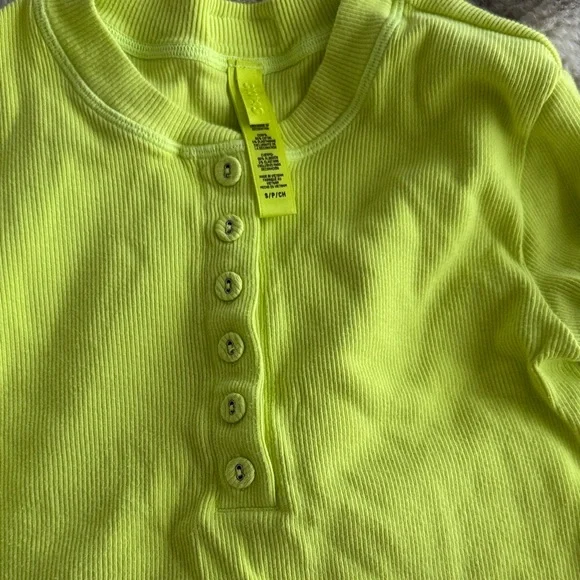 SKIMS Lime Button-Up top and leggings - Picture 6 of 7